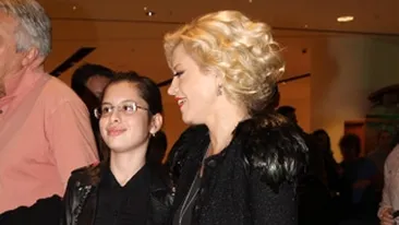 Ce mult a crescut fata Loredanei!  La 14 ani, Elena a ajuns o domnisoara cocheta care mosteneste pasiunea mamei pentru moda. Vezi aici imagini cu cele doua imbracate similar