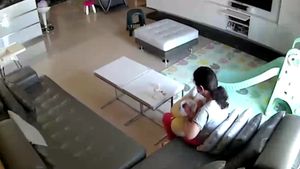 Această mămică şi-a lăsat bebeluşul cu dădaca, dar a rămas şocată când a văzut ce face femeia în lipsa ei. Imaginile au făcut-o să îngheţe de spaimă