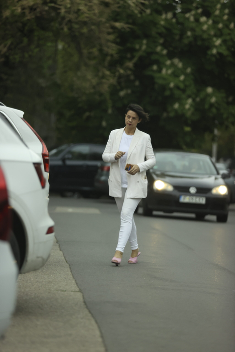 Maria Dinulescu se îndreaptă către mașina ei din parcare (Foto: CANCAN.RO)