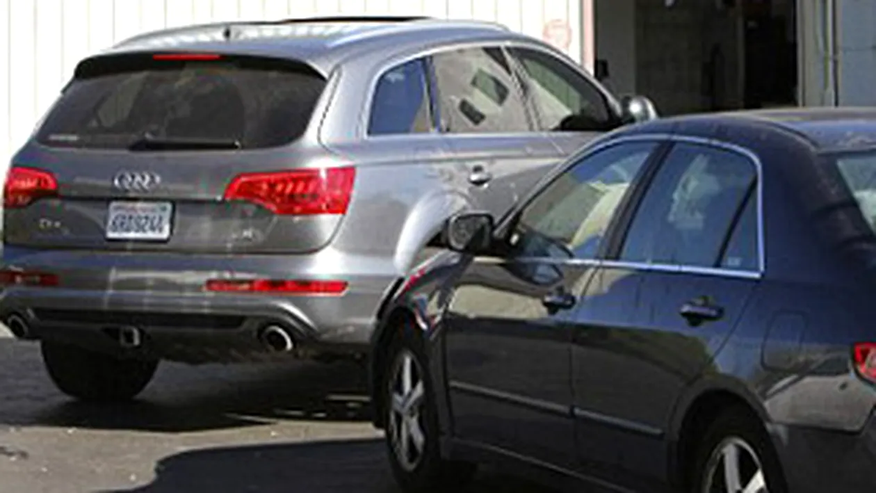 Jessica Alba, parcare cu spatele esuata. Vezi cum si-a lovit actrita masina