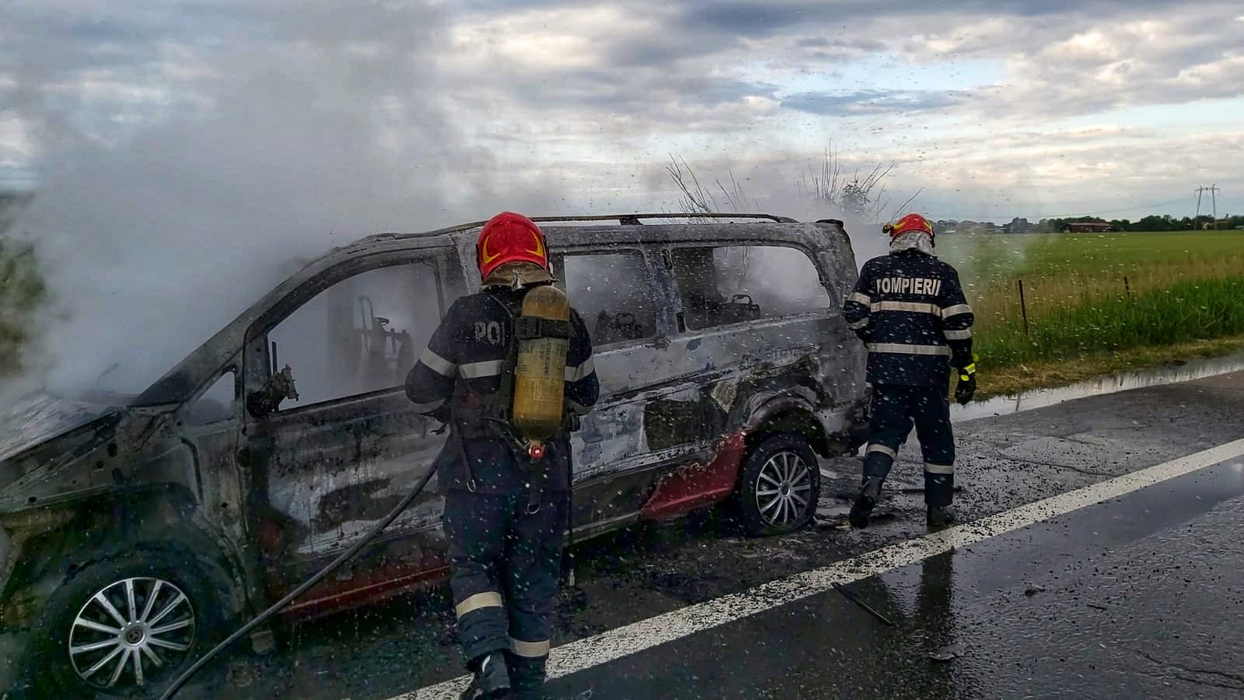 Microbuz plin cu oameni, în flăcări pe A1. Incendiul a izbucnit de la un scurtcircuit. FOTO