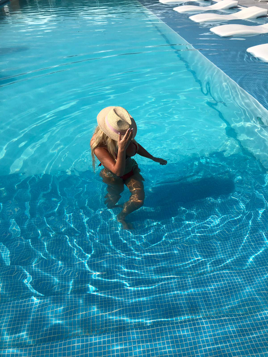 Simona Trașcă i-a înnebunit pe masculii de pe celebra plajă din Mamaia
