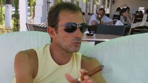 Radu Mazare pipaie fetele in club! Uite-l in plina destrabalare cu cateva domnisoare!