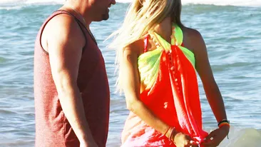 Cum arată soţia lui în costum de baie! Duban se ”ţine de bancuri”… la plajă!