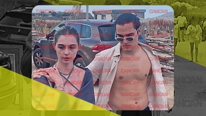 Radu Ştefan Bănică, cu ochii-n patru la iubita artistă! A acoperit-o cu un prosop și a stat numai cu mâna pe ea!