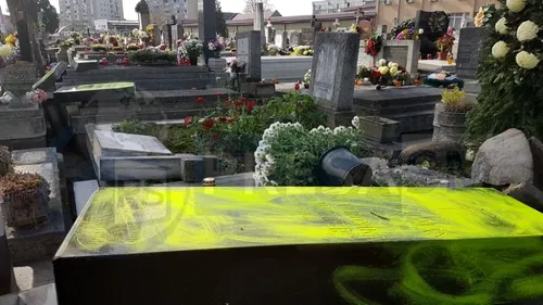 Doi adolescenți din Satu Mare au vandalizat zeci de morminte. Polițiștii i-au identificat deja