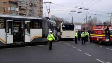 ACCIDENT în Capitală! Un tramvai şi un autobuz RATB s-au izbit la intersecţia Baba Novac - Mihai Bravu