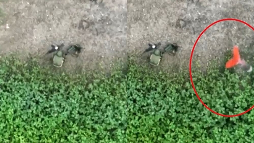 Un soldat rus care își făcea nevoile a fost atacat cu o grenadă. Imaginile au devenit virale