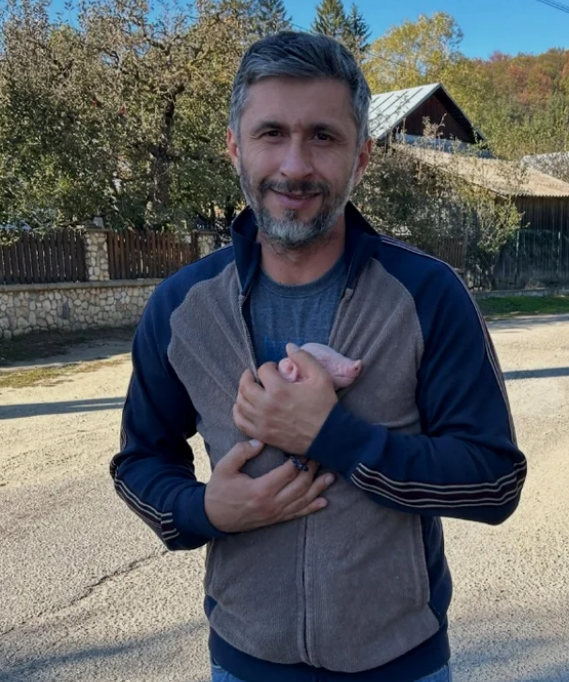 Viața lui Dragoș Bucur s-a schimbat radical. Cum arată gospodăria pe care și-a făcut-o la țară