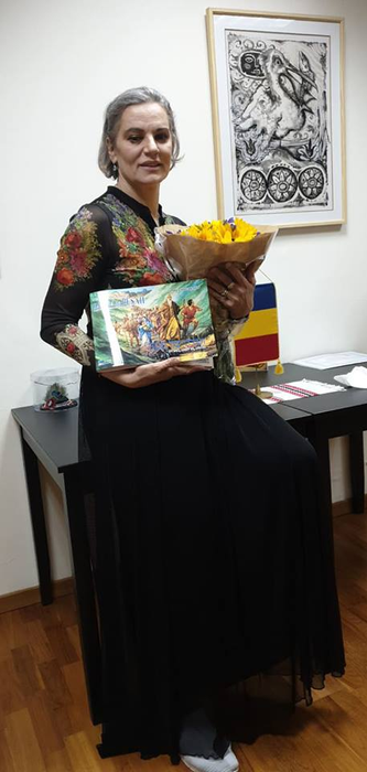 Maia Morgenstern, primele declarații despre oamenii care se roagă la chipul ei într-o catedrală din Columbia. Pe pereții lăcașului sunt poze cu actrița