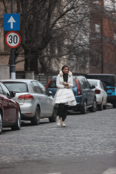 Bianca Drăgușanu a ieșit rapid din atelier să își mute mașina, care bloca altă șoferiță (Foto: CANCAN.RO)