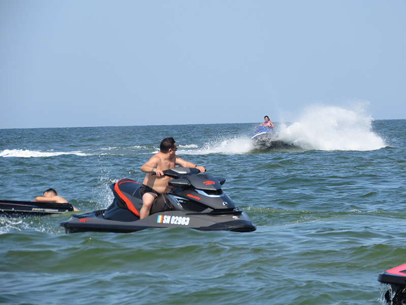 Adrian Minune se simte perfect pe skijet