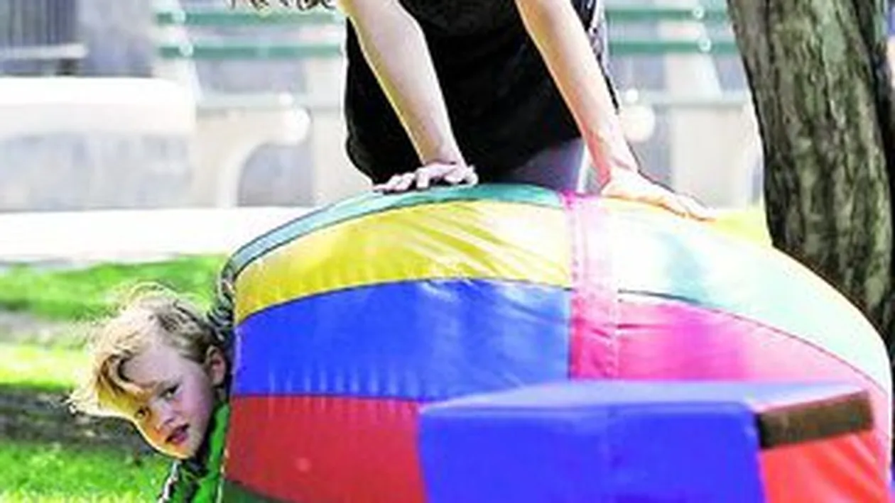 Liv Tyler si fiul ei, Milo au testat jucariile din parc