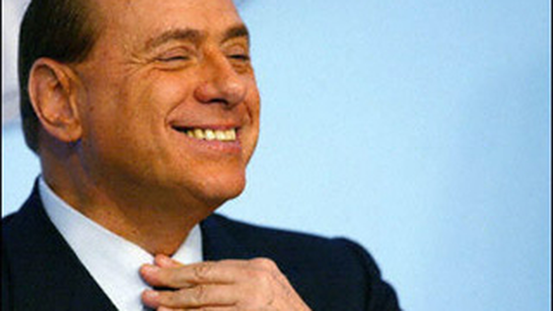 VIDEO De la femei, la duete! Silvio Berlusconi isi lanseaza album cu un cantaret napoletan!