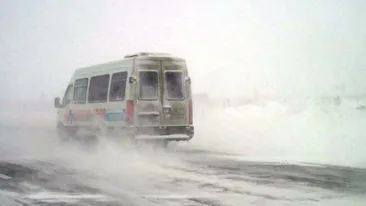 Ninsoarea face victime! NOUA persoane ranite, dupa ce un microbuz a derapat, in Arges