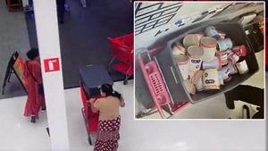 3 românce, prinse la furat într-un supermarket din SUA. Polițiștilor nu le-a venit să creadă când au văzut ce produse aveau în sac
