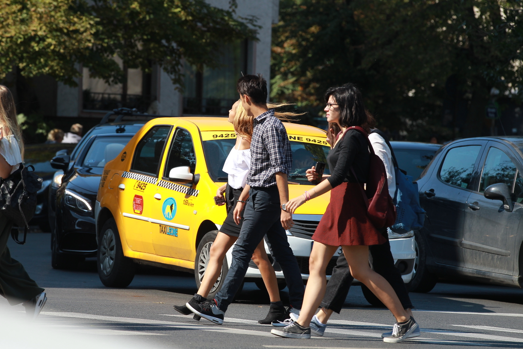 Moda se dă din București! Cum au apărut îmbrăcate elevele în prima zi de școală, în Capitală