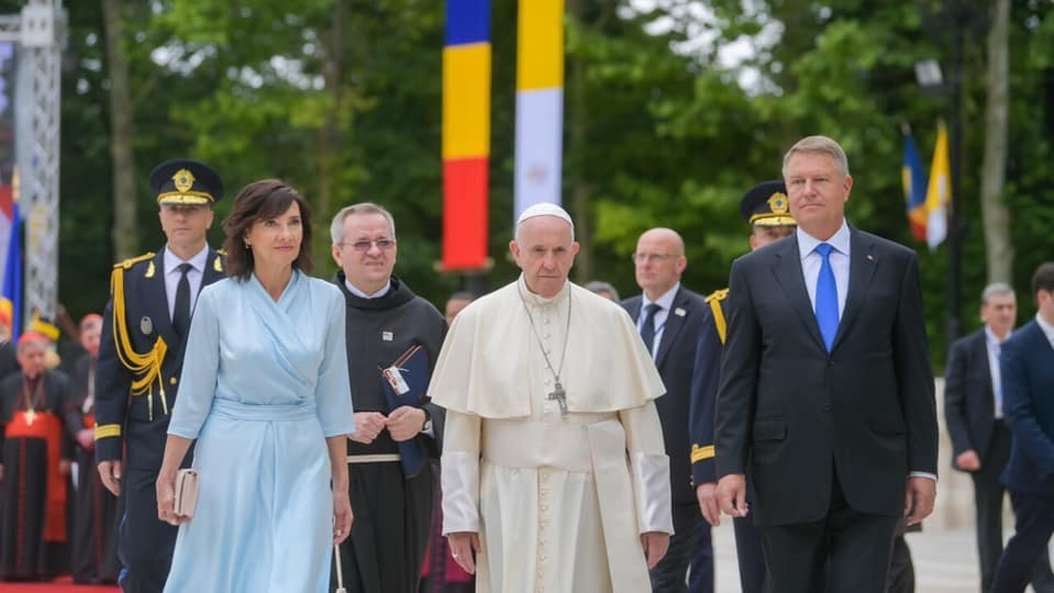 Rochia purtată de Prima Doamnă a României la întâlnirea cu Papa Francisc