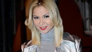 Pe ea nu ai mai vazut-o in aceasta ipostaza! O cantareata de la noi a pozat fara sutien si cu fundul la vedere