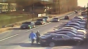 VIDEO HALUCINANT. Fiul unei judecătoare din Craiova loveşte o maşină cu bâta, din mers, în plin trafic. Tânărul este un obişnuit al încăierărilor cu săbii