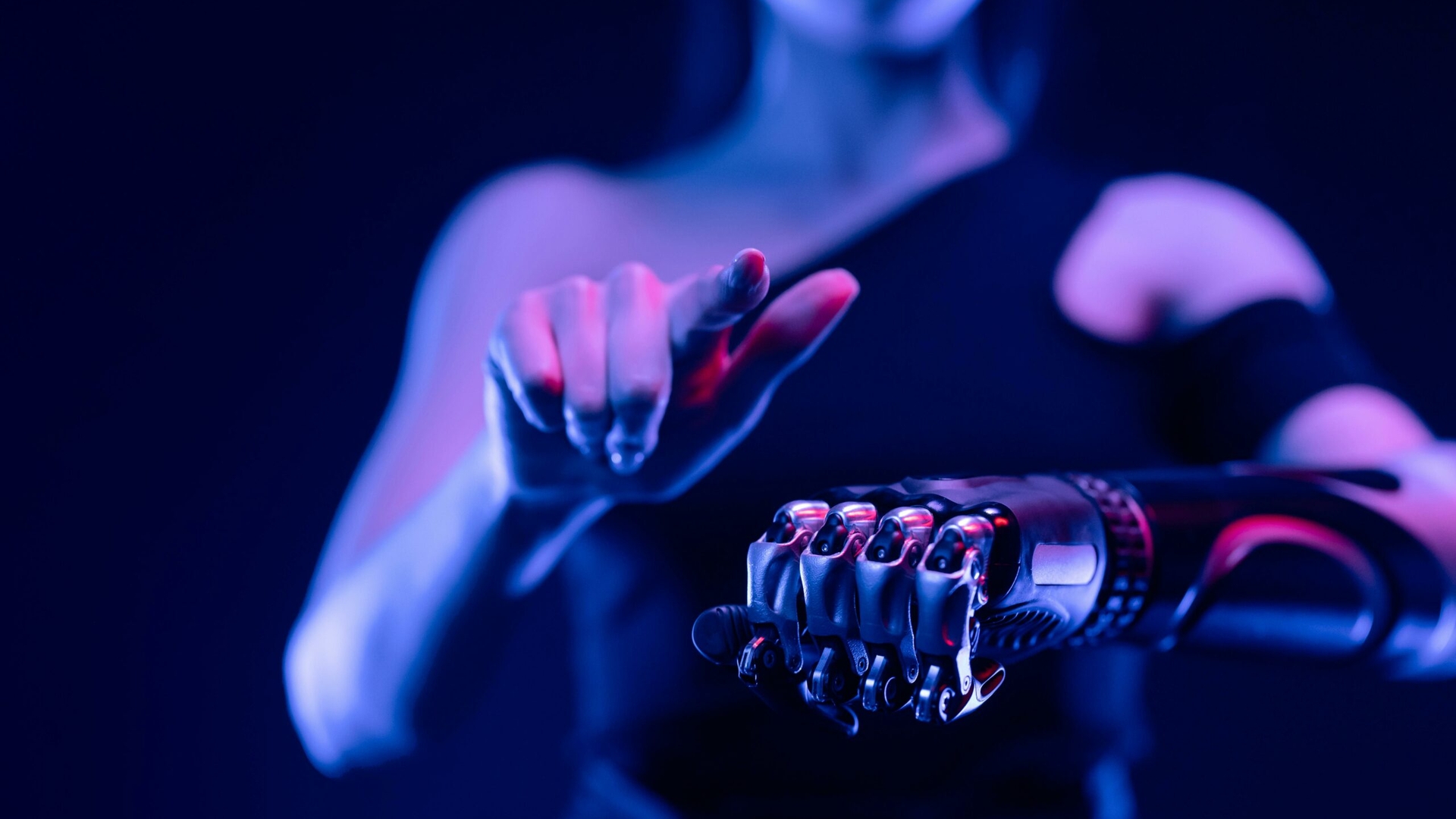 Românul cu mâna de Robocop. Vă spunem povestea unei minuni tehnologice și a unei umilințe fiscale de acum 20 de ani