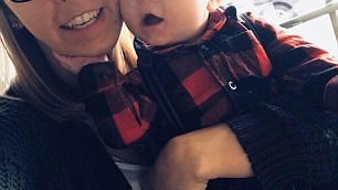 Gestul revoltator al unei femei care nu voia sa calatoreasca in avion, alaturi de o mama si copilul ei! Stewardesele au avut un soc cand au vazut-o ce facea de fata cu ceilalti pasageri