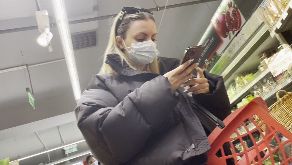 Alexandra Stan, în plină "acțiune", în supermarket (Foto: CANCAN.RO)