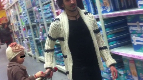 Solistul trupei Hara, dadaca in timpul liber! Flavius si-a plimbat copilul printre raioanele unui supermarket!