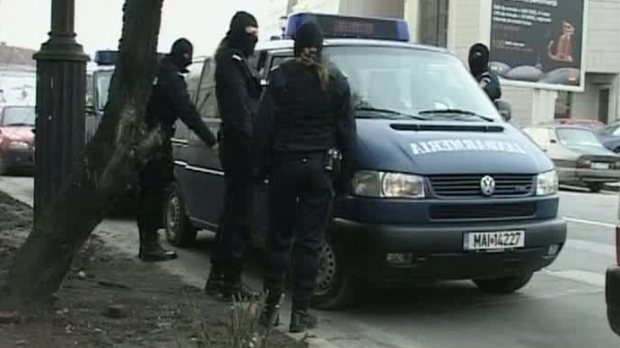 Incredibil! Un jandarm din Timişoara, prins în flagrant în timp ce jefuia doi pakistanezi