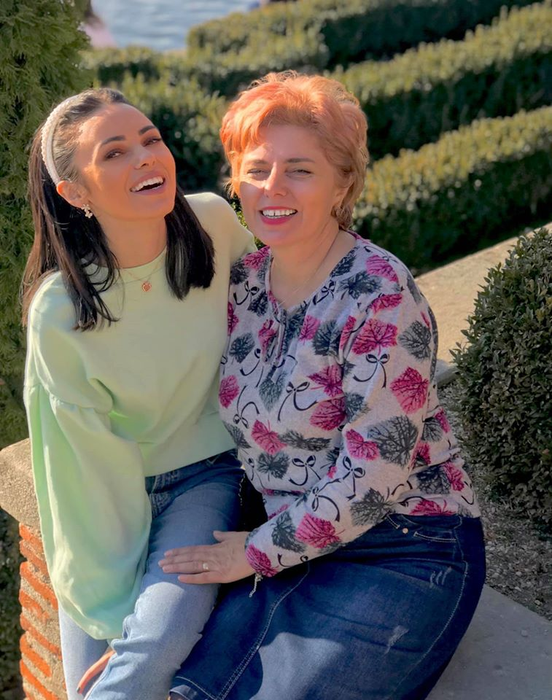 Cosmina Adam este noua asistentă de la Acces Direct! Cu ce s-a ocupat înainte să o înlocuiască pe Emily Burghelea care și-a dat demisia la TV
