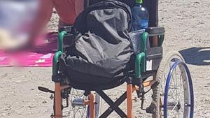 Emoționanta reacție a unui copil cu dizabilități atunci când vede marea și nisipul: „Doamne mami...”