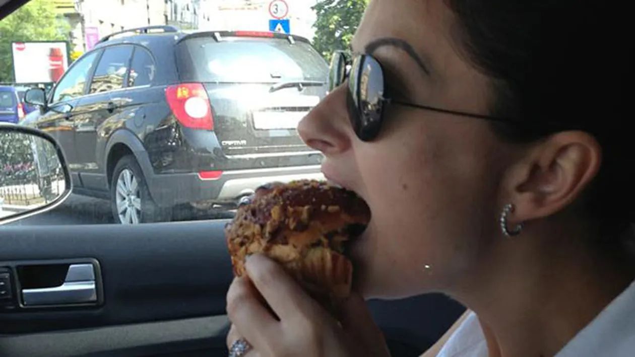 Gabriela Cristea, ai grija sa nu te ingrasi! Aproape ca i se vede fundul, insa ea e ocupata sa bage tot mai mult cozonac in gura