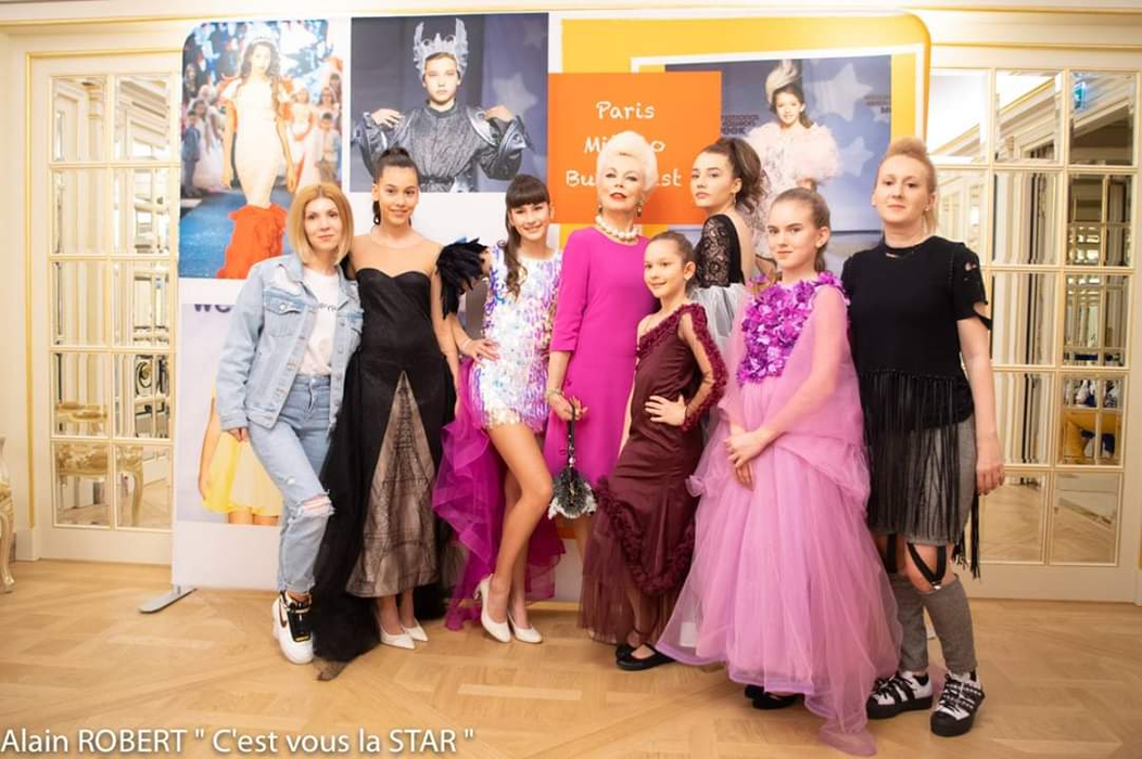 Raisandra a strălucit pe catwalk-ul de la Paris în creațiile unor designeri români! Imagini de colecție cu talentata cântăreață