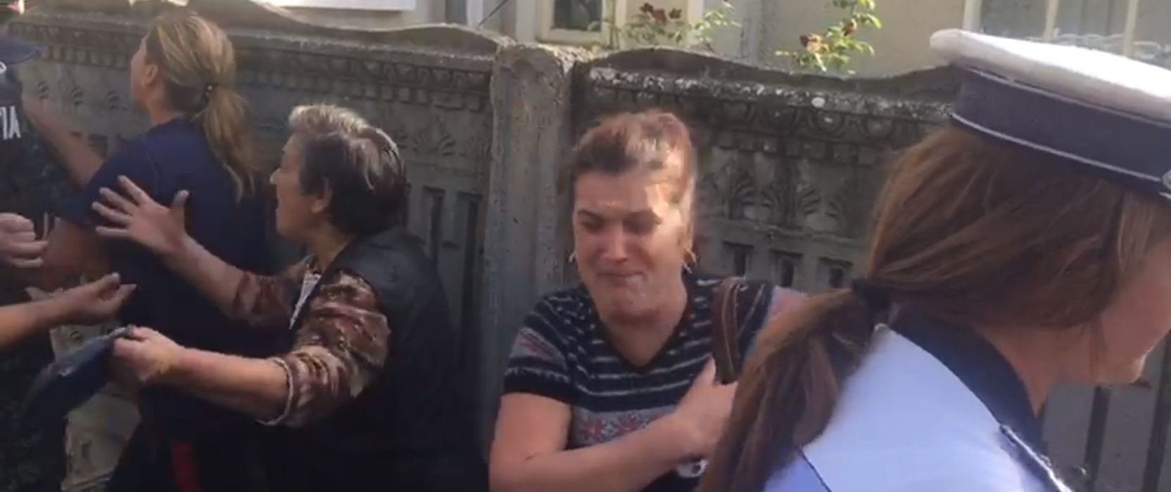Transfigurată de durere, mama Luizei Melencu s-a luptat cu jandarmii ca să ajungă la Gheorghe Dincă. Ce a strigat bunica fetei