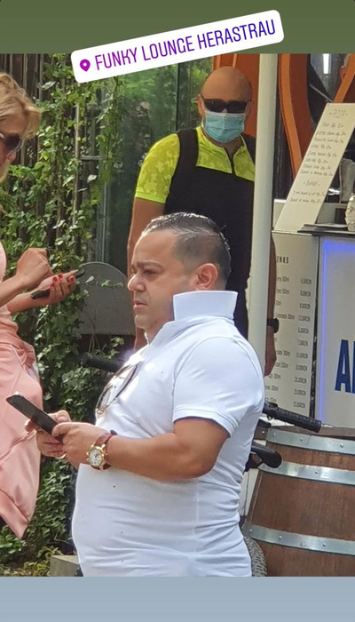 Abia aștepta să iasă din casă! Cum a fost surprins astăzi Adrian Minune în zona de nord a Capitalei FOTO