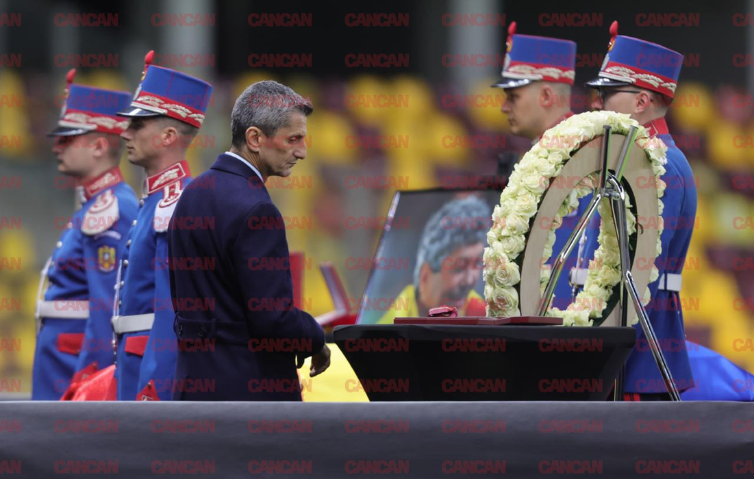 Trupul neînsuflețit al lui Mircea Lucescu, depus la Arena Națională. Familia a cerut pentru marele antrenor un sicriu Boston de 3000 €, același pe care l-a avut și Ion Iliescu