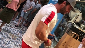 Degeaba şi-a tras şapca peste ochi… Noi l-am filmat în flagrant! ”Mr Musculo” Dorian Popa s-a furişat într-o şaormerie şi…
