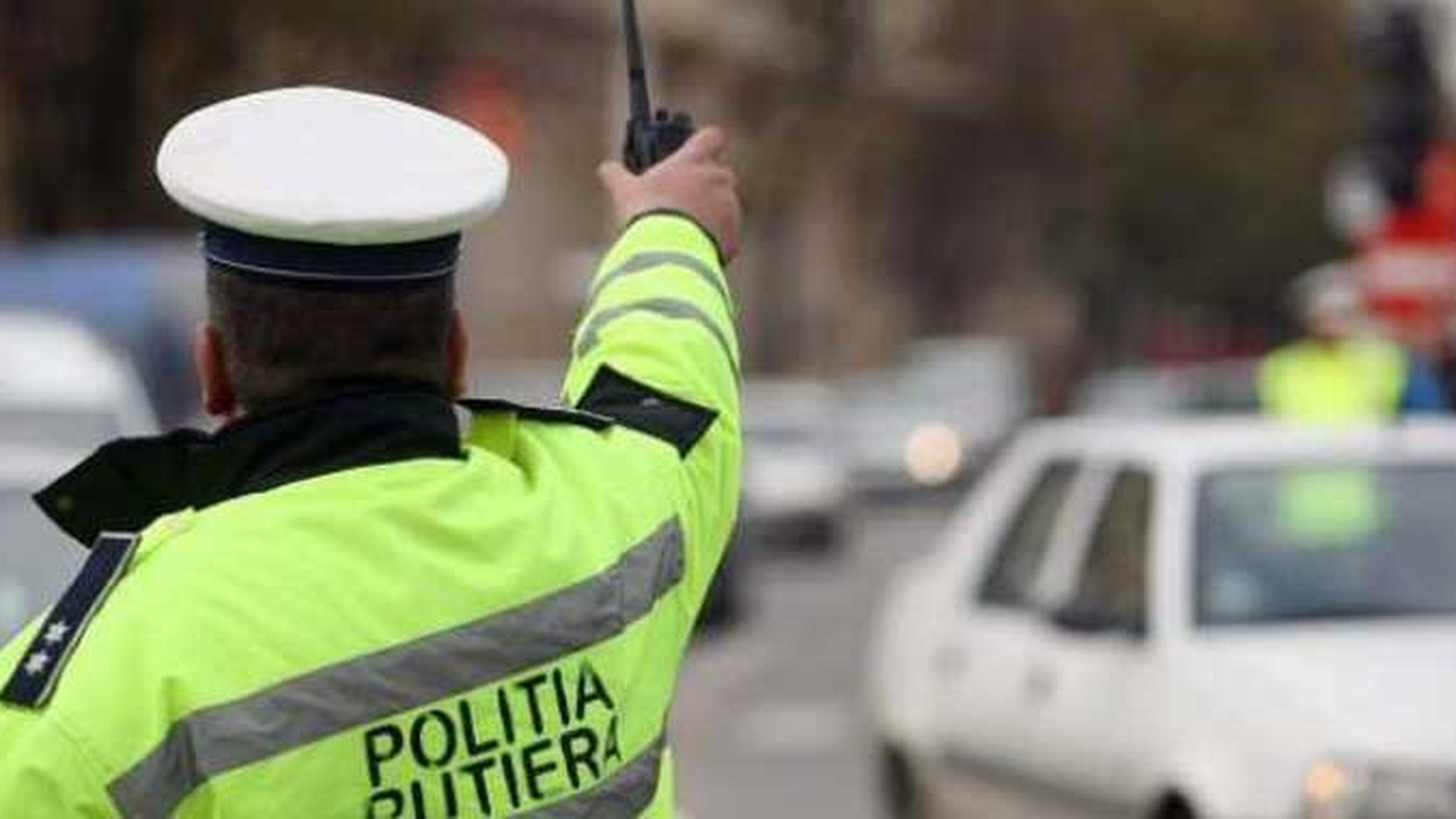 Poliția Română avertizează toții șoferii care dau flashuri în trafic: ”Te-ai gândit la asta? Probabil nu”