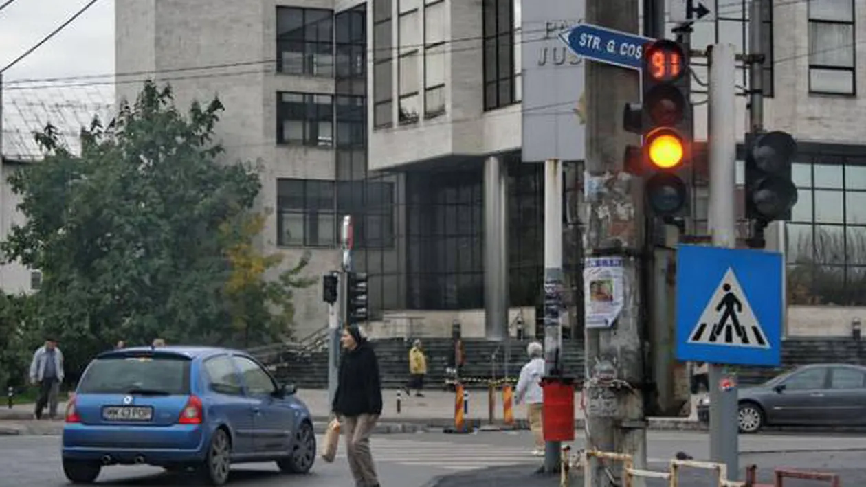 Trei tineri au pus în pericol grav siguranţa traficului rutier din Capitală! Uite ce au putut să fure