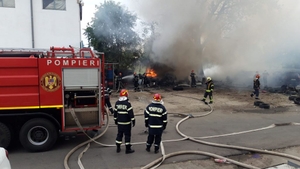 Incendiu de proporții în Capitală, la un depozit de anvelope