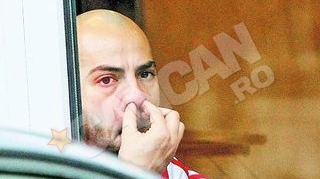 Kirita se ocupa cu treburile "murdare" si in afara terenului de joc. Giani "Biluta"
