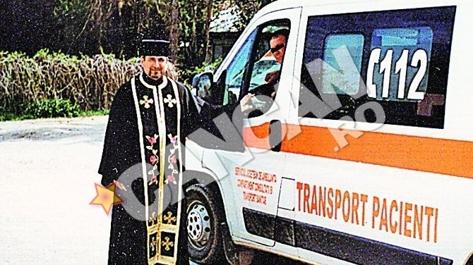 Marian Stanciu este omul "2 in 1": lucreaza pe ambulanta cu trusa medicala si cu aceea pentru spovedanie. Preotul - paramedic