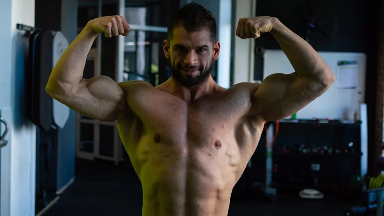 El e culturistul român care se antrenează și-n bucătărie pentru titlul de Mr. Olympia: ”Îmi prinde bine această perioadă!”