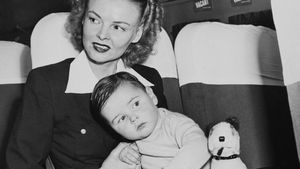 Aceste imagini rare din 1950 ne arată ce făceau părinţii cu bebeluşii pe care îi luau cu ei atunci când călătoreau cu avionul
