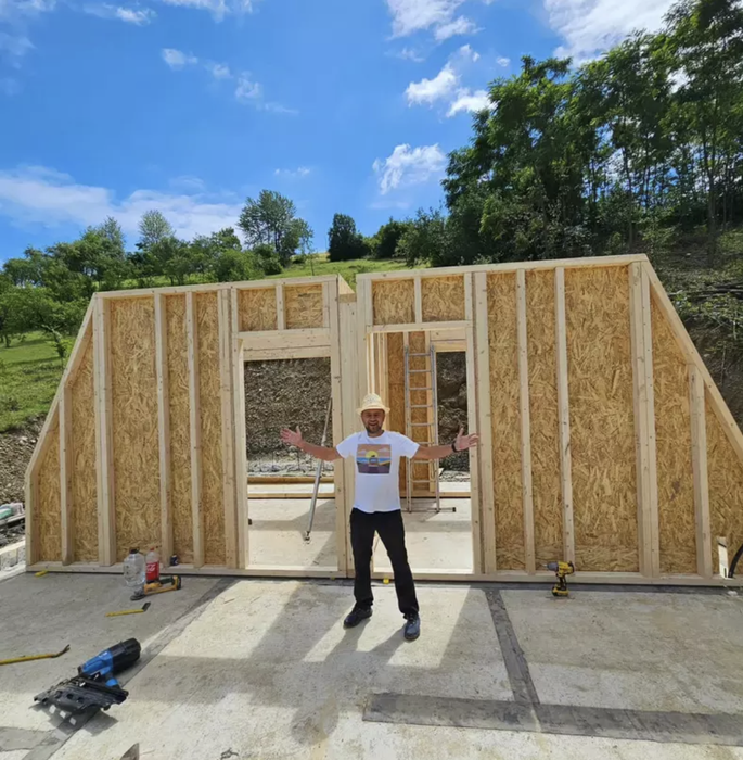 Cum arată casa de vacanță a lui Cosmin Seleși din inima Maramureșului. A petrecut primul Paște acolo cu familia