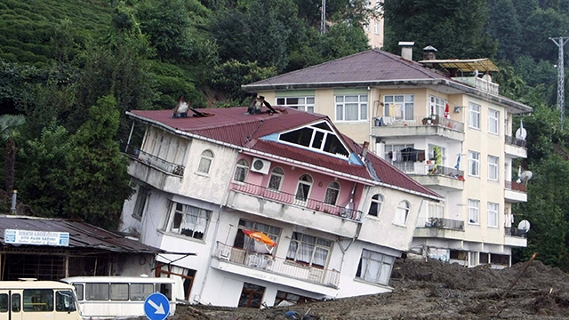 Tragedie de proportii! 18 oameni si-au pierdut viata in urma unei alunecari de teren