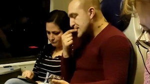 Incredibil! Un bărbat și o femeie au fost surprinși când aruncau cojile de semințe pe jos, într-un tren CFR | VIDEO