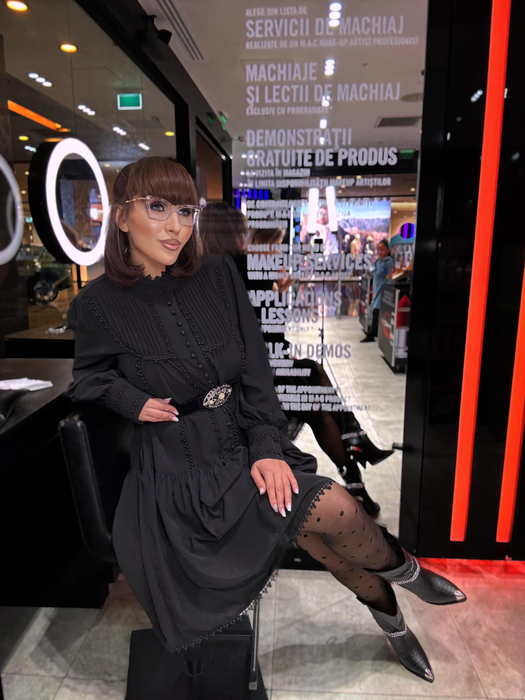 Dana Roba a lovit din nou! I-a epilat fruntea unei alte fete. Cum arată acum