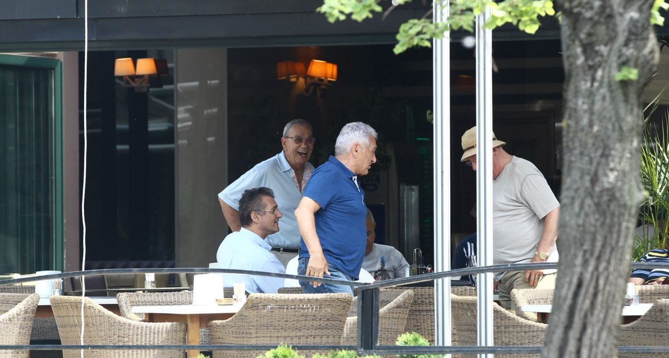 Giovanni Becali apare la terasă