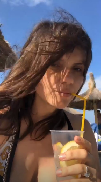 Cristina Șișcanu, criticată după ce a apărut în costume de baie sexy pe litoral. “Mai multă tonifiere nu ar strica”